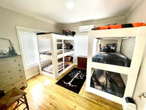 Triple bunk room